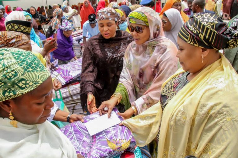 Sallah: Bauchi First Lady,Fidelity Bank distributes Wrappers.