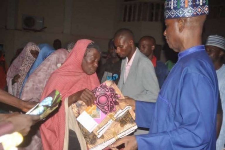 HUMANITARIAN: Wamakko Shares 10,000 Wrappers/Cash To Women In Sokoto