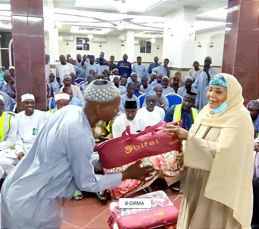 Bauchi First Lady Donates Blankets to State’s Pilgrims in Makkah
